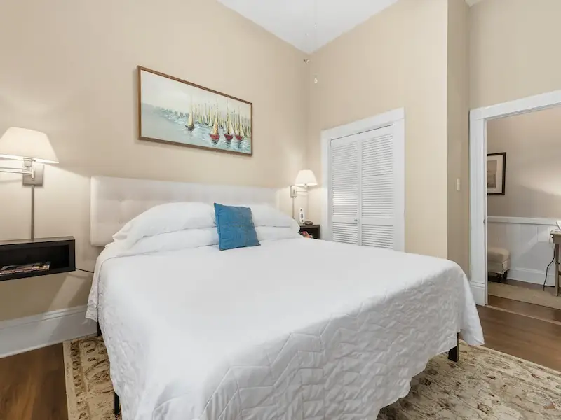 King bedroom at Suite 314A — premium linens, Forsyth Park vacation rental Savannah